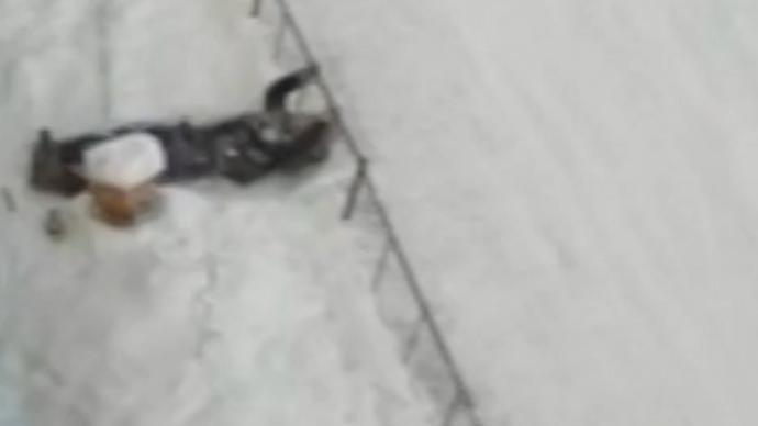 俄羅斯一女子8樓墜落雪堆，盆骨骨折自己呼叫救護車
