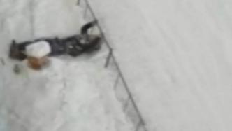 俄罗斯一女子8楼坠落雪堆，盆骨骨折自己呼叫救护车
