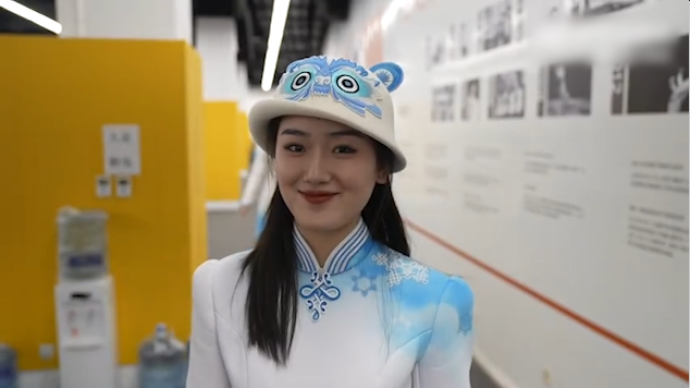 俏皮可愛!開幕式引導(dǎo)員戴著虎頭帽