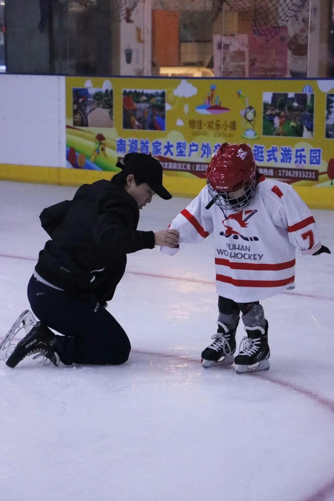 石教练还举了个例子,曾经有位学员的家长以为是滑冰太冷造成了孩子