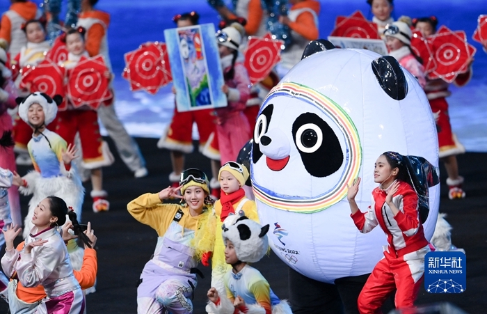 2月4日晚，第二十四届冬季奥林匹克运动会开幕式在北京国家体育场举行。这是开幕式前的表演。新华社记者 薛宇舸 摄