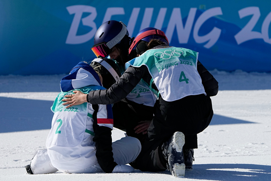 2月8日，法国选手泰丝·勒德失误后坐地掩面，谷爱凌跑上去拥抱安慰。视觉中国供图