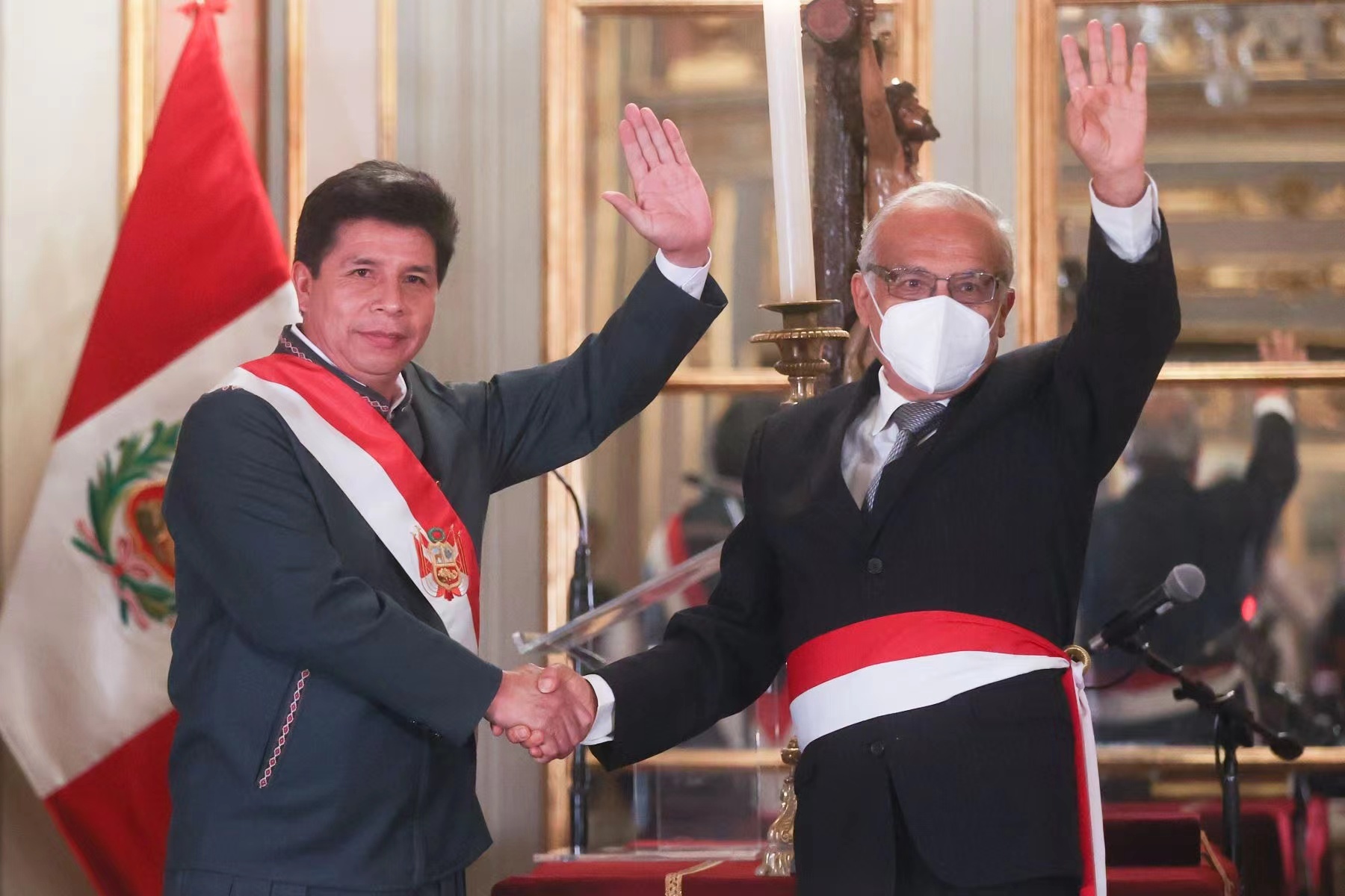 秘鲁总统卡斯蒂略(左)与新任总理阿尼瓦尔·托雷斯(右)