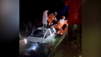 四川眉山一小车翻入水沟司机被困，消防员冬夜站在水中救援