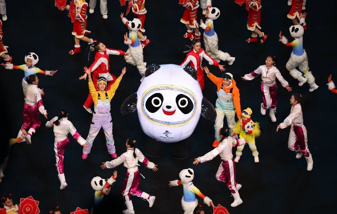 2022北京冬奥会开幕式，吉祥物冰墩墩参加预热表演 