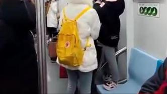 孩子踩上海地铁座位家长不制止，乘客：“你不教育我来教育”