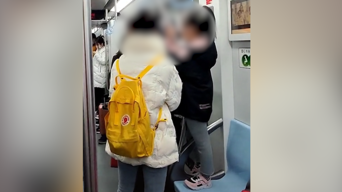 “你不教育我来教育”！上海地铁上一女乘客霸气喊话孩子家长