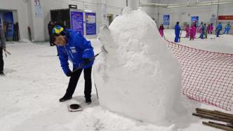庆冬奥，长沙一雪场用一吨雪堆出一米多高冰墩墩