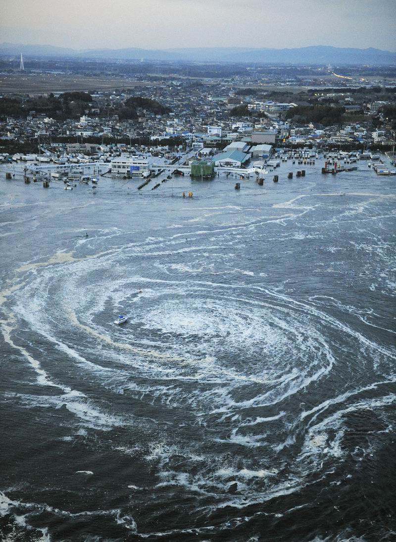 2011年3月11日，日本茨城县海滨出现巨大的神秘漩涡。日本宫城县当天发生8.8级地震。
