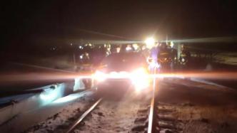女子开车看导航被困铁轨，民警将驶来的火车拦停在40米外