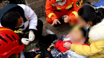 13岁男孩爬泰山不慎摔伤，消防员20分钟将其抬下山