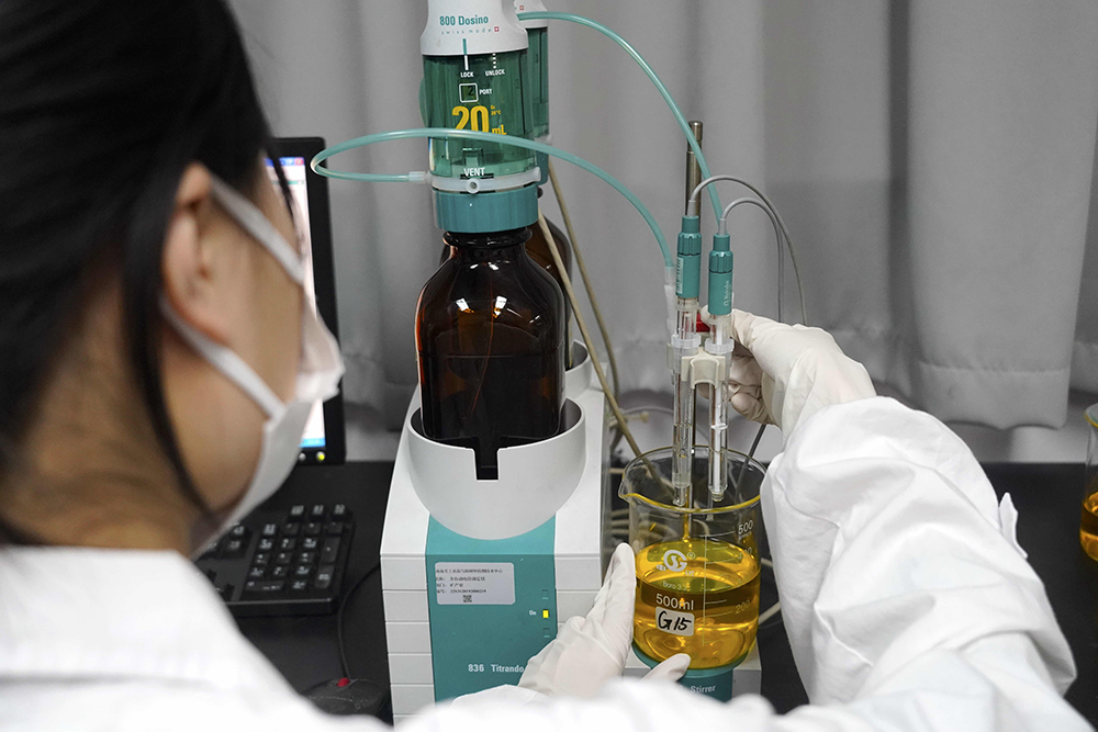 实验室技术人员采用电位滴定法测定铬矿石中铬含量