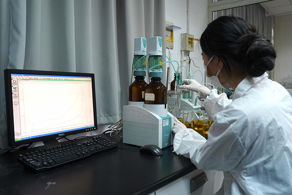 实验室技术人员采用电位滴定法测定铬矿石中铬含量