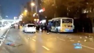 沈阳警方通报：一公交车发生爆炸，目前造成1人死亡2人重伤
