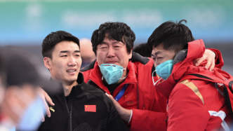 高亭宇夺冠致敬教练，揭秘中国男子速滑冬奥首金背后的故事