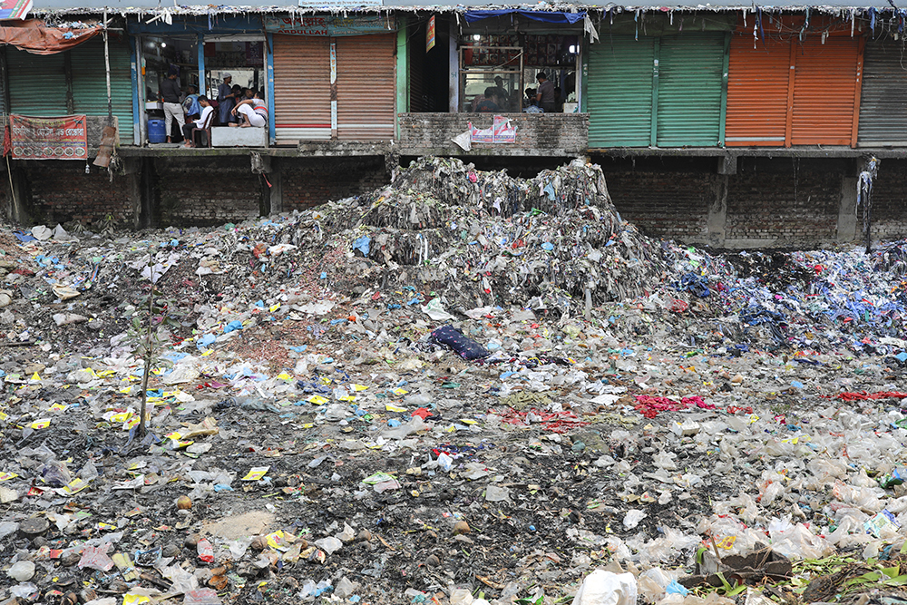 当地时间2022年2月11日,孟加拉国达卡,当地垃圾成堆,近乎淹没街道