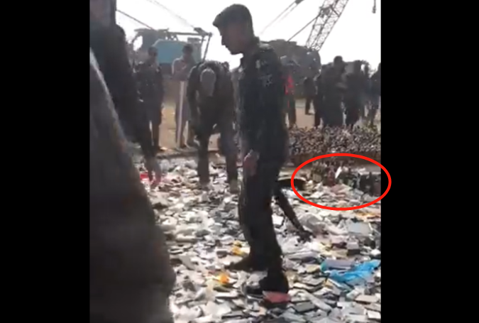 网传视频截图背景中的酒瓶，与卡拉奇新闻21频道报道里的走私商品相符。