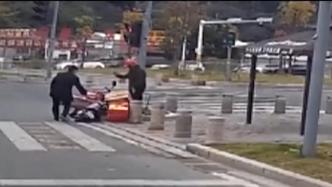 男子骑电动车倒在路边，公交司机与快递小哥30秒极速救助