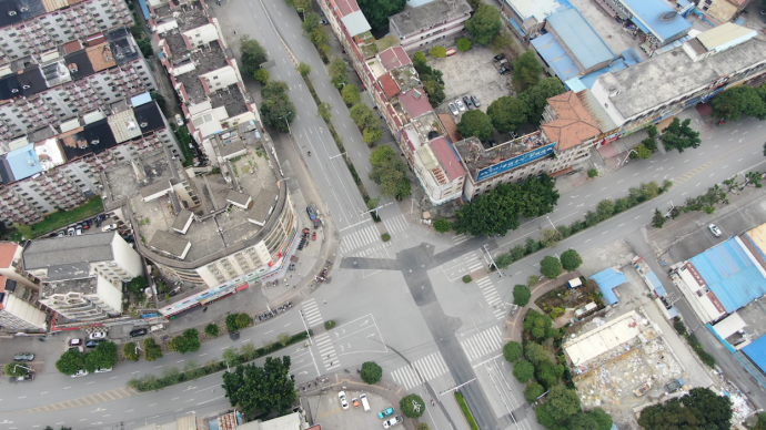 昨日廣西百色新增病例33例，航拍畫(huà)面顯示道路車(chē)輛很少