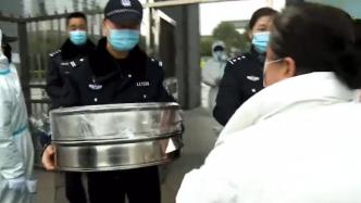 民警隔离工作母亲过年都没能见上，包饺子送儿子探视