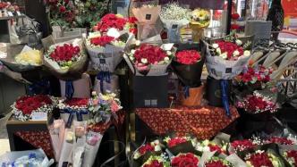 今日玫瑰花销量走俏，上海静安有花店堆积几十束玫瑰待取件