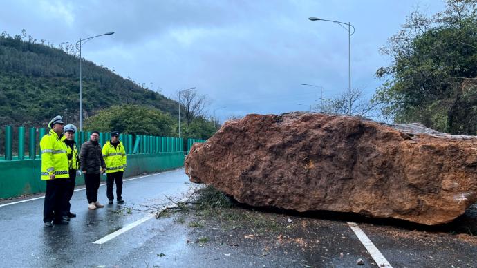 柳州百噸巨石滾落砸損道路，預計需一周完成修復