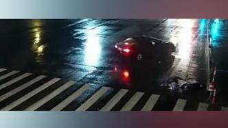 雨天路滑老人倒地受傷，路過姑娘撐傘守護