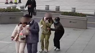 女子喝着奶茶逛着街，身后小偷三秒将其手机偷走