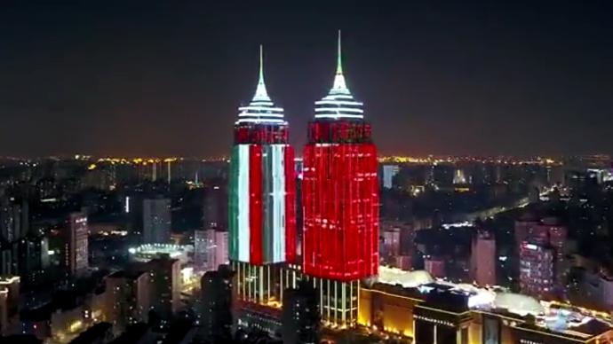 上海環球港雙塔亮燈慶祝中墨建交50周年