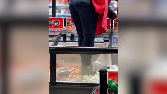 大润发店员坐冰柜上脚踩冷冻食品贴标签，客服：行为反人类