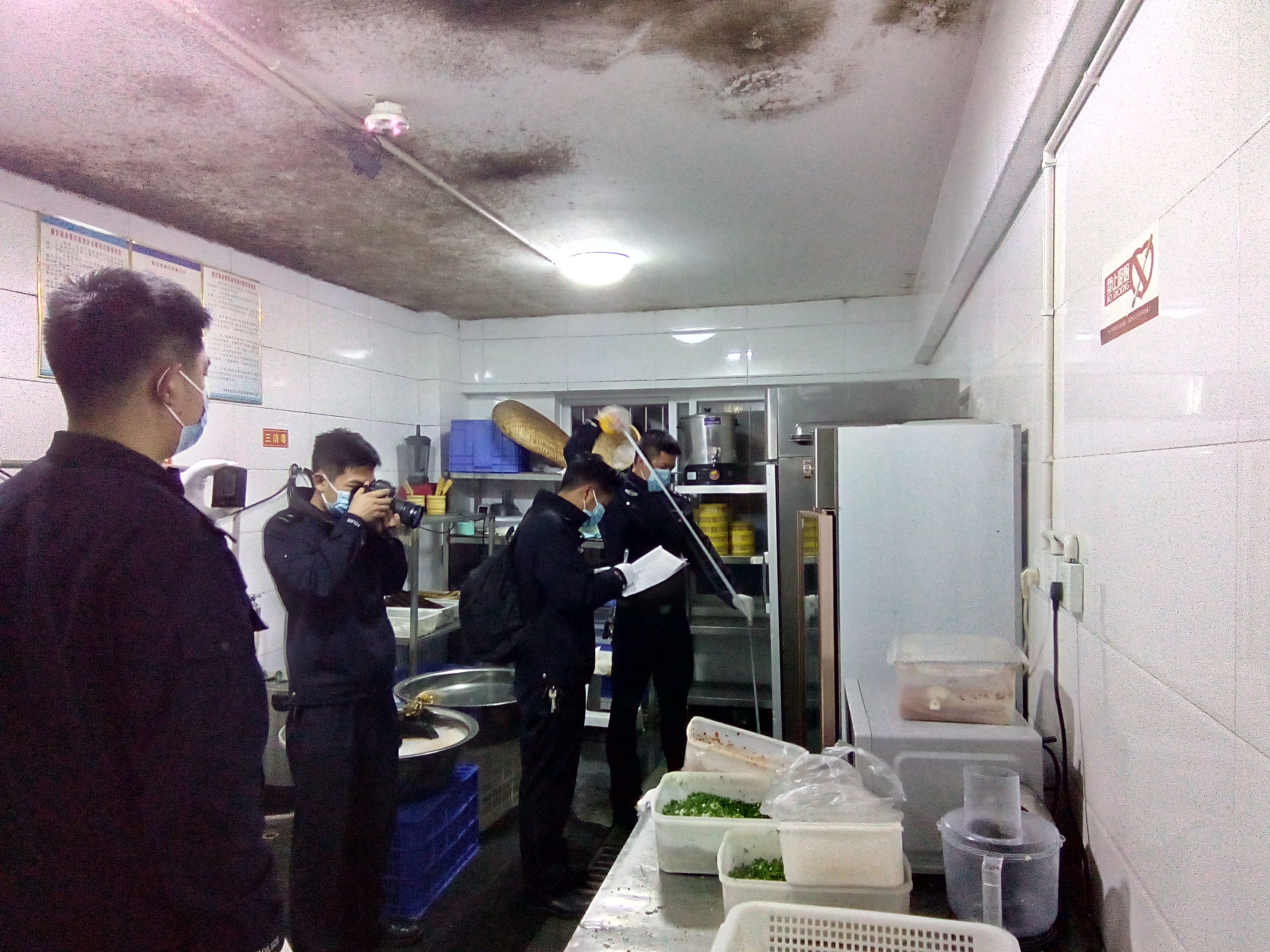 九龙县公安局民警对涉案火锅店进行调查取证 图片来源 九龙县公安局