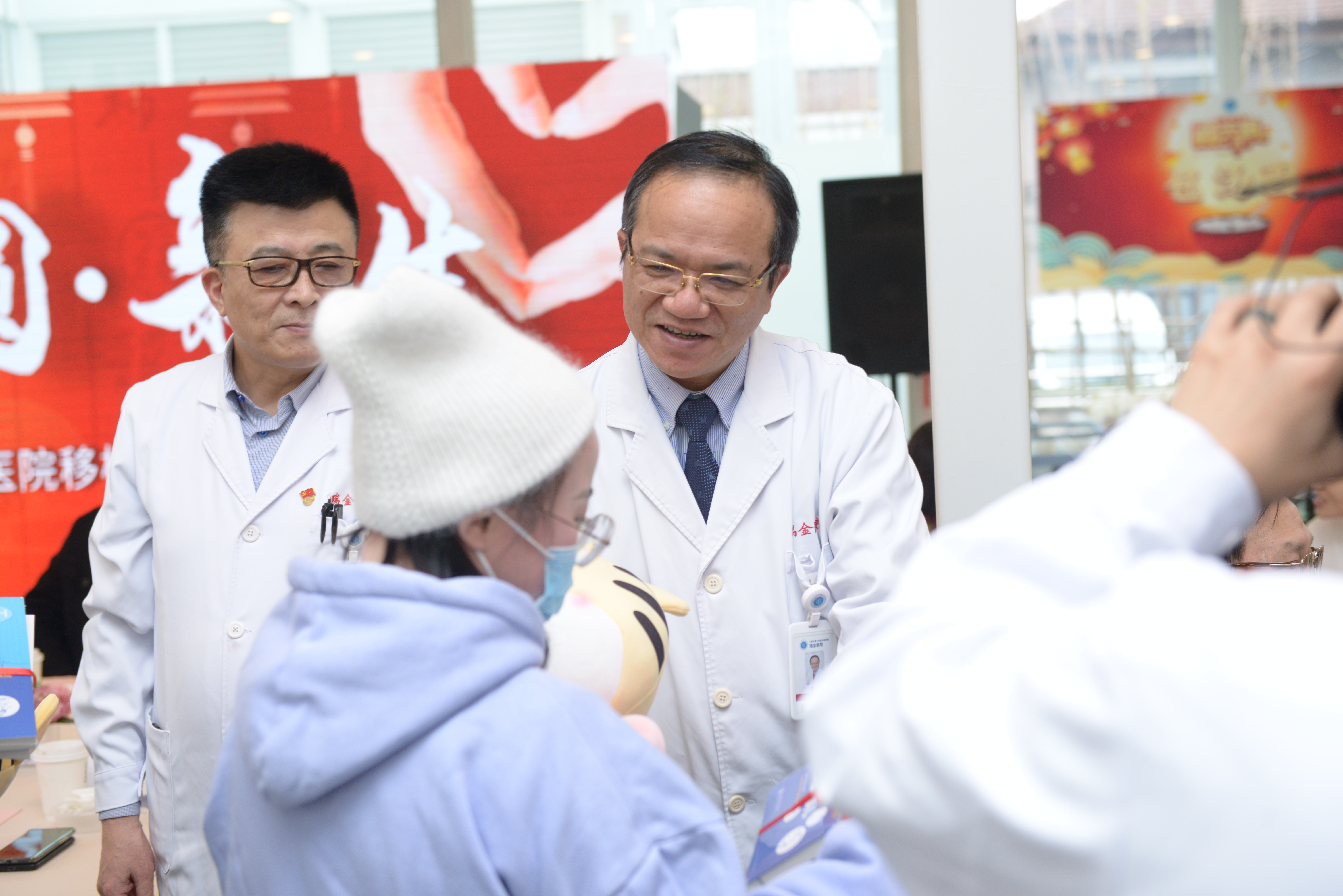 赵强医生将虎年吉祥物送给一名心脏移植患者.