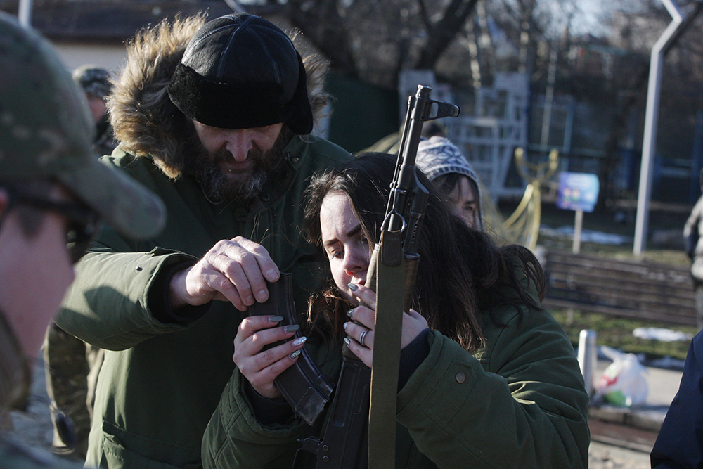 当地时间2022年2月13日，乌克兰首都基辅，一名年轻女性接受战斗军事训练。