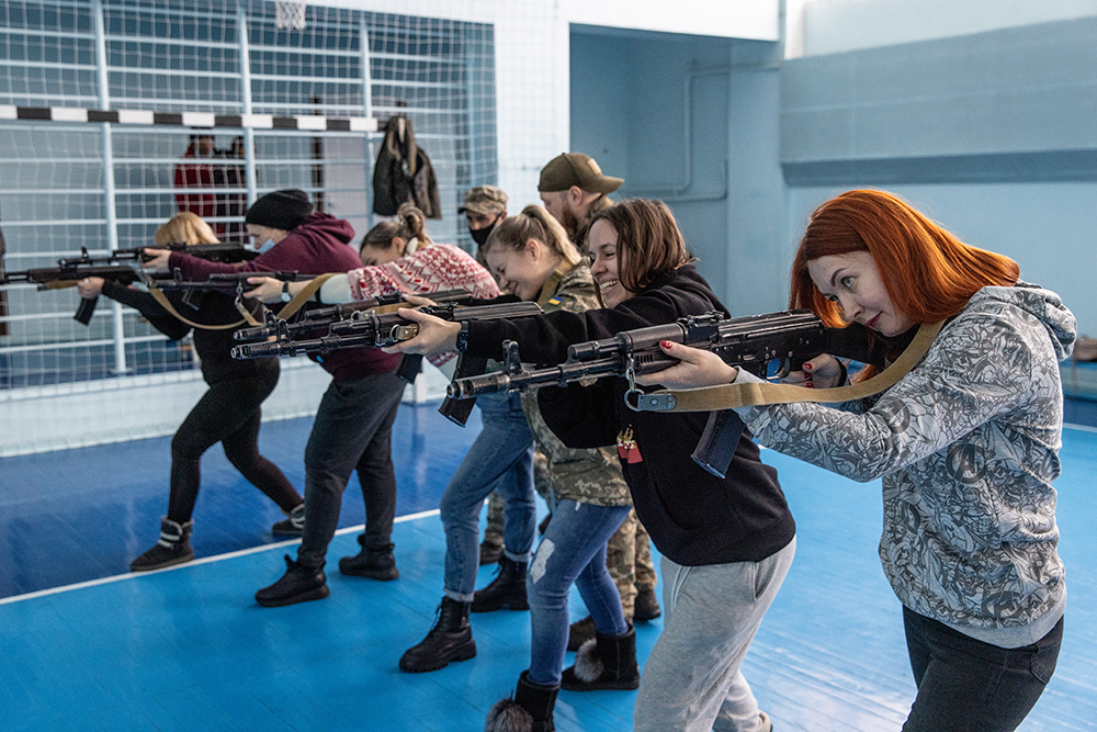 当地时间2022年2月6日，乌克兰基辅，随着俄乌紧张局势升级，数百名平民加入乌克兰预备役部队进行军事训练，训练场上的乌克兰女性。