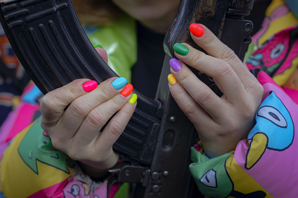 当地时间2022年2月13日，乌克兰顿涅茨克马利乌波尔，年轻女子拿着武器参加战斗训练。