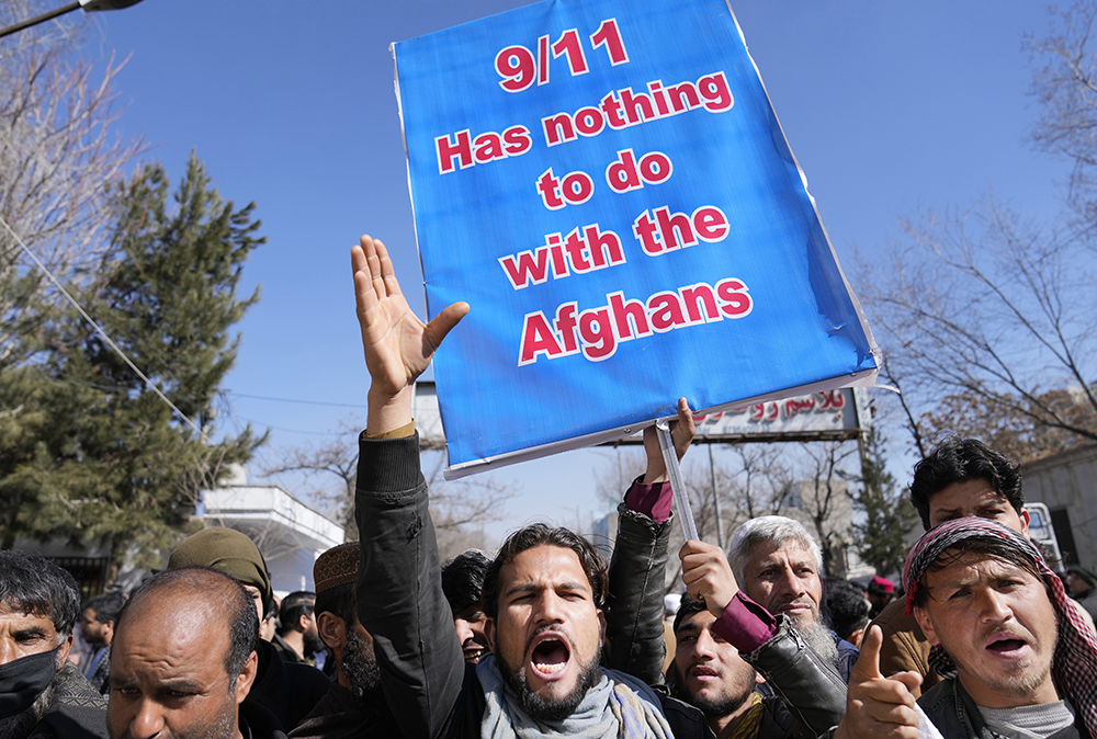 当地时间2022年2月15日，阿富汗喀布尔，数百名民众举行抗议活动，谴责美国总统拜登挪用阿富汗央行资产的决定。