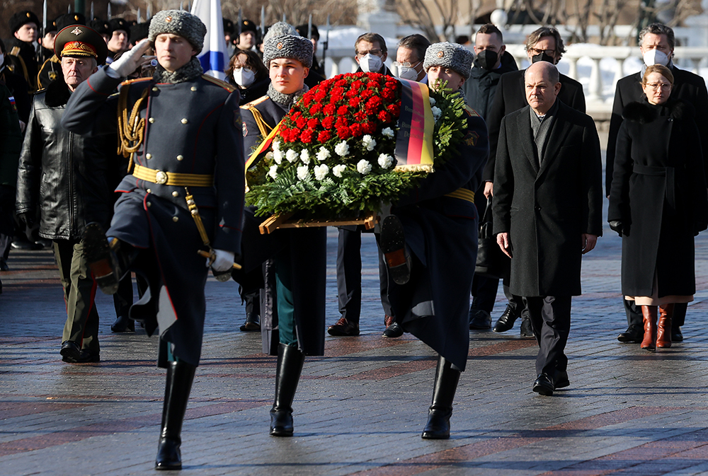 当地时间2022年2月15日，俄罗斯莫斯科，德国总理朔尔茨抵达莫斯科，在克里姆林宫前为无名烈士墓敬献花圈，随后将与俄罗斯总统普京举行会谈。