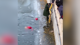 护城河有人落水，武警战士百米冲刺跳冰施救