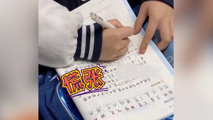 开学首日小学生地铁里赶作业，奶奶：元宵节家里来客人耽误了