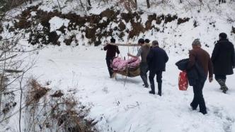 大雪封山农妇突发疾病，村民们徒步4小时抬下山送医