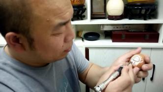 美術老師在厚度0.3毫米的雞蛋殼上雕出“冰墩墩”