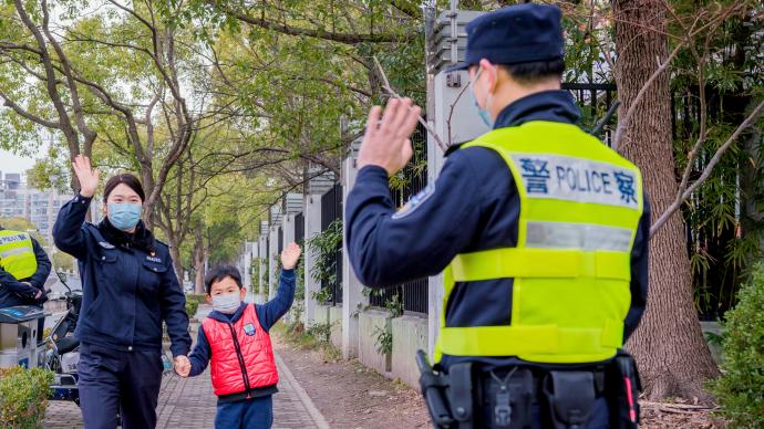 開學(xué)第一天警爸警媽來護校!警寶和小伙伴還聽了節(jié)安全教育課