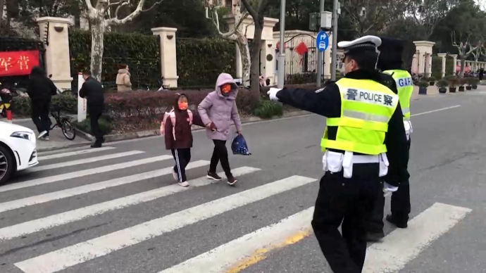 开学首日上海杨浦警方与校方联动全面护校，学生返校安全有序