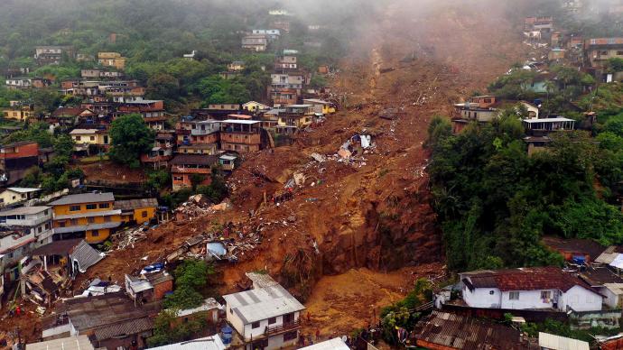 巴西里约热内卢州强降雨引发山体滑坡，至少94人死亡