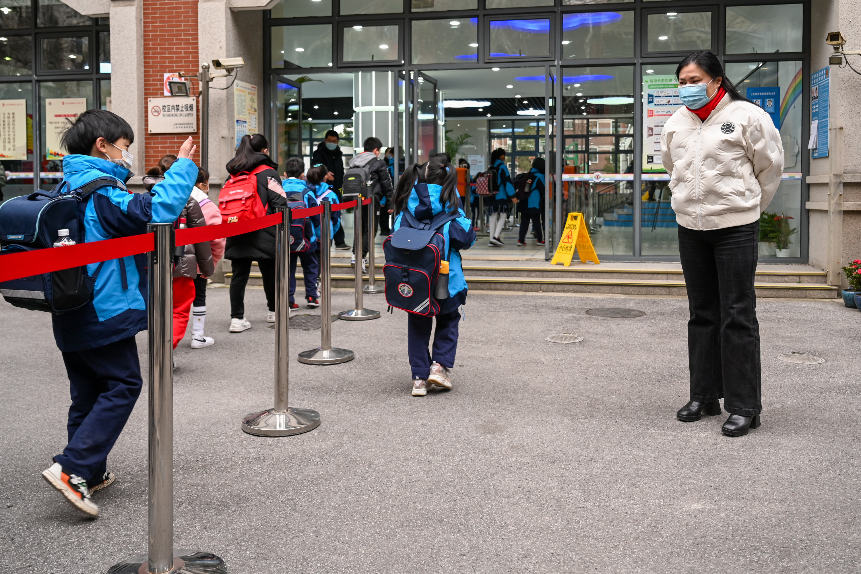 2022年2月17日,上海卢湾一中心小学,校长吴蓉瑾在校门口迎接同学们的