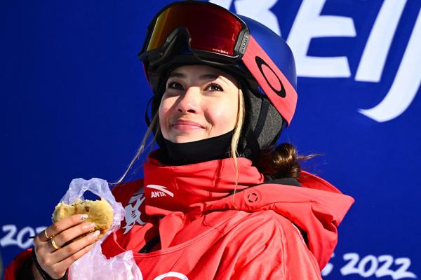 在自由式滑雪坡面障碍资格赛，谷爱凌边吃韭菜盒子边等分数。