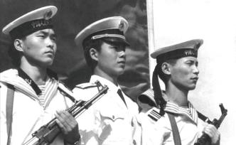 鏡頭中的1980年代中國人民海軍：在風浪中閃耀