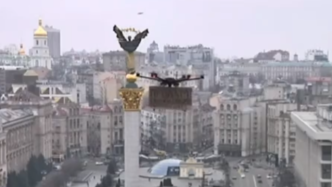 乌克兰商家利用直播打广告，并留下使馆电话