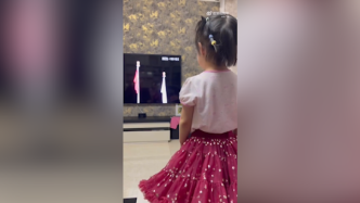 女儿在电视前陪爸爸唱国歌，齐广璞：这个场景我梦了无数次