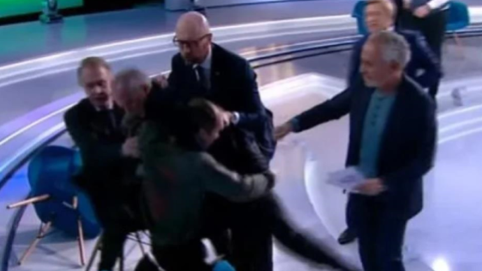 因俄乌问题发生激烈争吵！乌克兰记者与议员在电视直播中互殴
